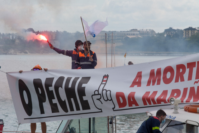 Traballadores de Alcoa acenden bengalas en embarcacións xunto ao Porto de Foz durante unha nova manifestación en Foz, Lugo, Galicia (España) ao 14 de xuño de 2020.