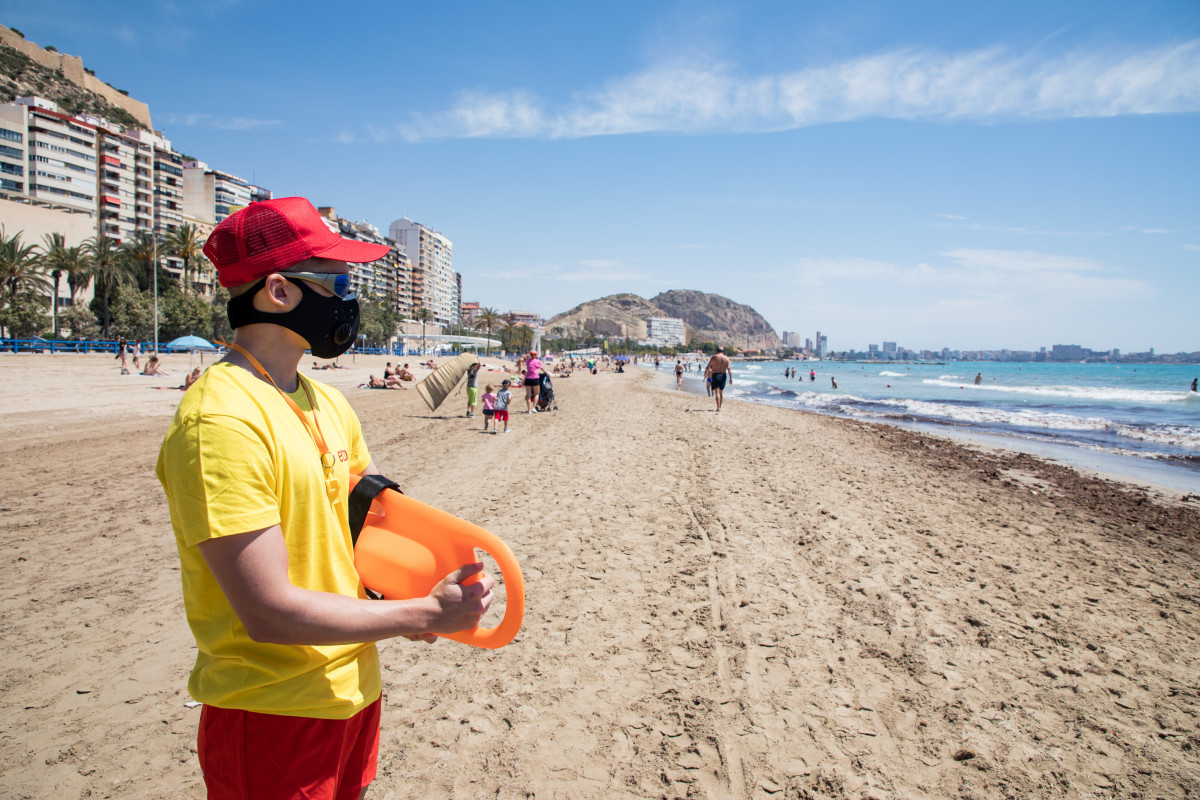 Un socorrista protexido con máscara vixía a Praia do Postiguet durante o primeiro día da Fase 2, cando se pode acceder ás praias da mesma provincia, illa ou unidade territorial de refer