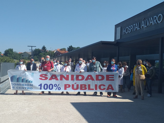 Concentración de persoal sanitario ás portas do Hospital Álvaro Cunqueiro de Vigo.