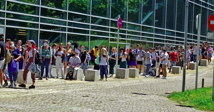 Cola de estudantes ás portas da Biblioteca en Xoan 23 en Santiago