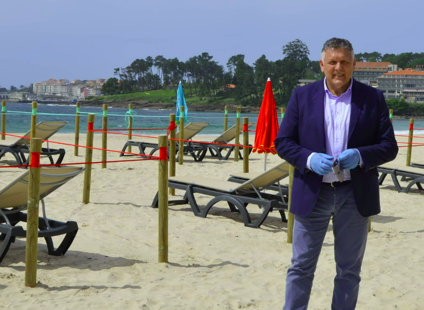 Telmo Martín alcalde de Sanxenxo en Silgar coas zonas delimitadas na praia contra o coronavirus