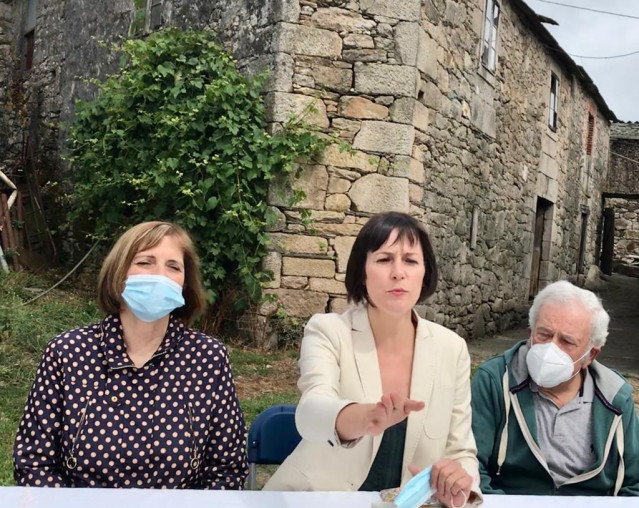 A candidata do BNG á Presidencia da Xunta, Ana Pontón, na súa casa natal de Chorente, en Sarria (Lugo), xunto á súa nai, Aurita, e o seu pai, Luís, no arranque da campaña electoral do 12 de xullo de 2020