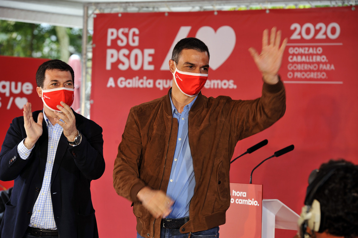 O presidente do Goberno e secretario xeral do PSOE, Pedro Sánchez (i), durante un mitin xunto ao candidato á presidencia da Xunta polo PSdeG-PSOE, Gonzalo Caballero (d), en Xardín do P