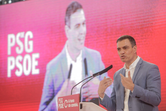 O presidente do Goberno, Pedro Sánchez, intervén nun mitin co candidato á Xunta, Gonzalo Caballero, ao 4 de xullo de 2020.