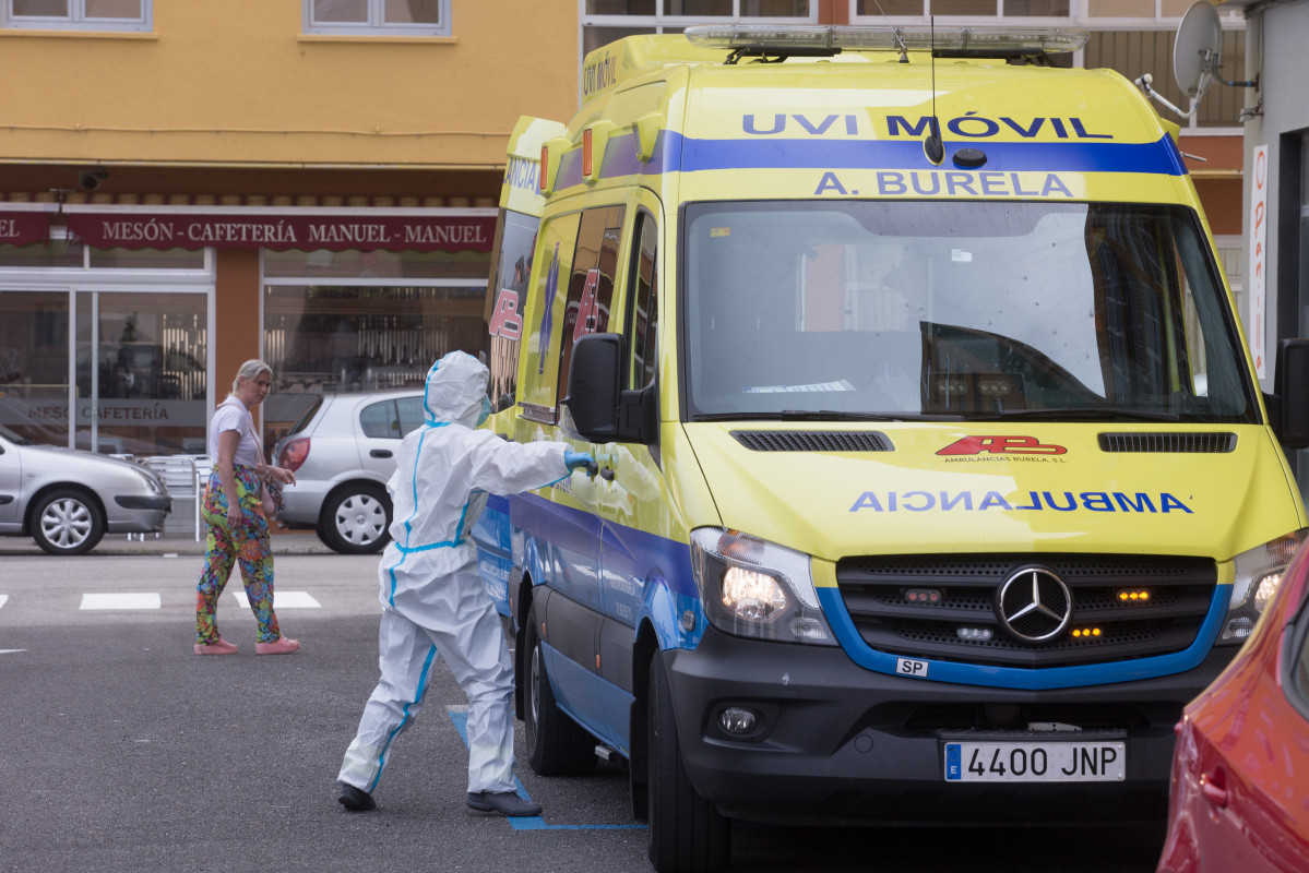 Sanitarios entran nunha vivenda de Foz, na comarca galega da Mariña (Lugo), que estará pechada durante cinco días tras declararse un brote de coronavirus que afecta a máis dun centenar de