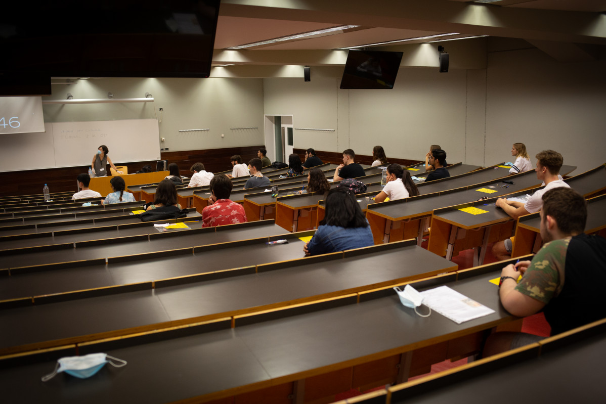 Estudiants de batxillerat abans de començar els exàmens de lles Proves d'Accés á Universitat (PAU), ao Campus Ciutadella a Barcelona, Catalunya (Espanya), a 7 de juliol de 2020