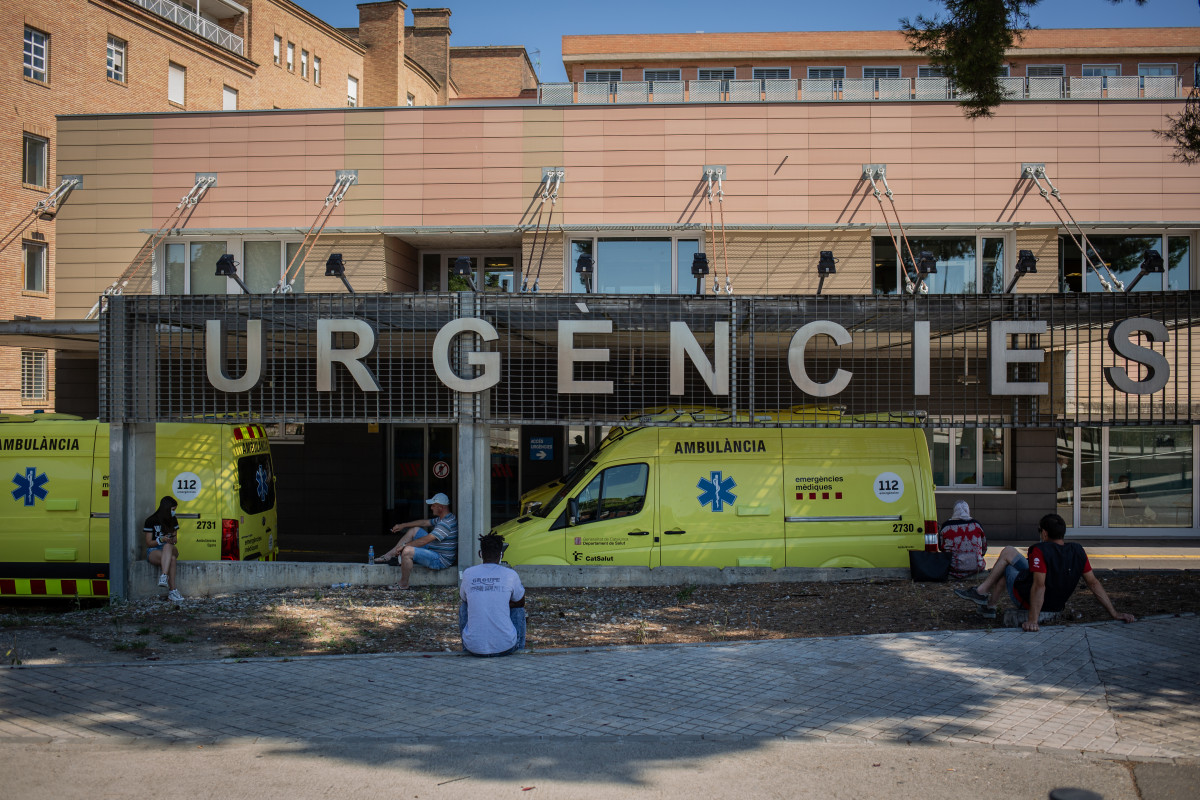 Dúas ambulancias no Hospital Universitario Arnau de Vilanova de Lleida, capital da comarca do Segrià, en Lleida, Catalunya (España), ao 6 de xullo de 2020. O presidente da Generalitat, Quim