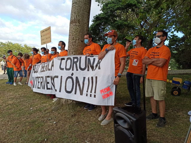 Os traballadores de Alu Ibérica levan as súas protestas ao mitin de Feijóo na Coruña.