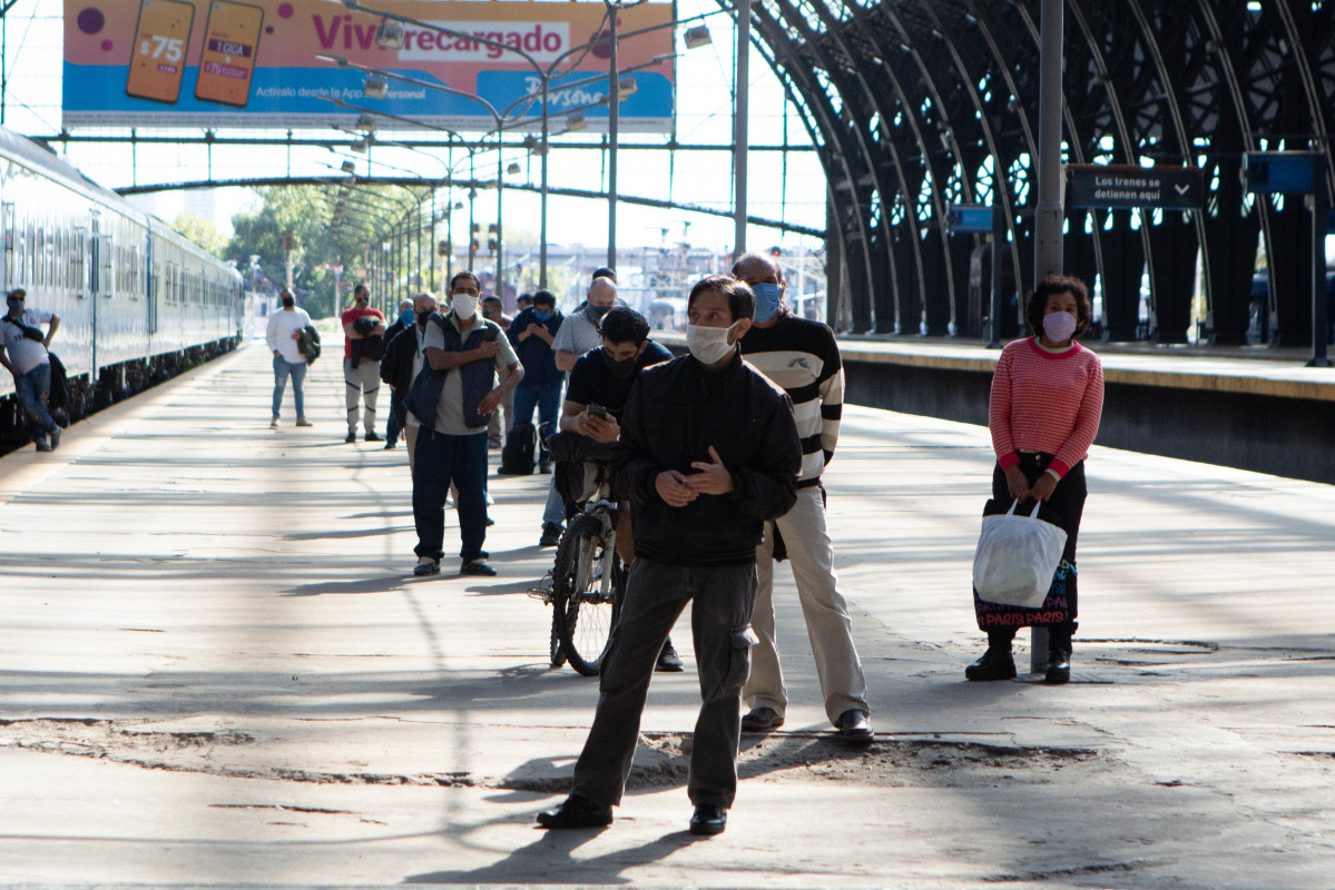 Un grupo de persoas fai cola na estación de tren de Retiro, en Buenos Aires, á espera de someterse á proba de Covid-19.