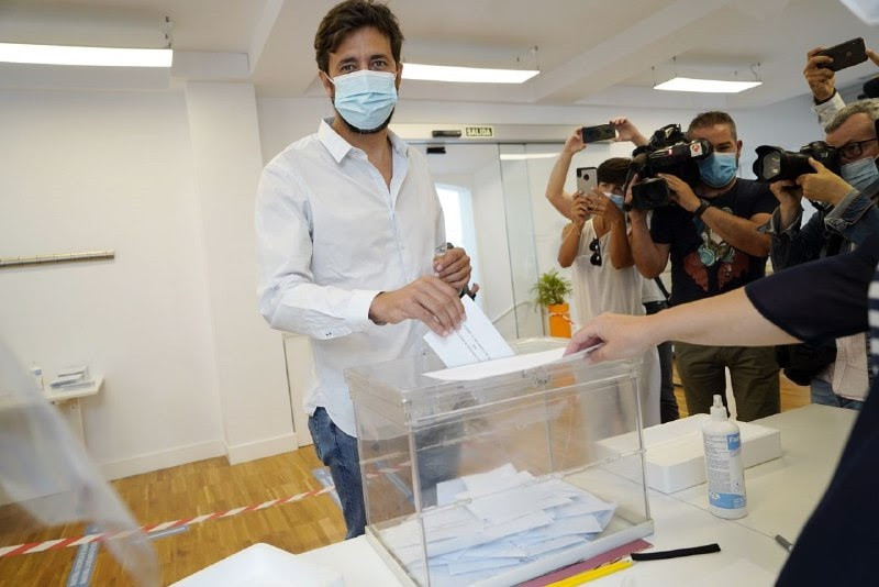 O candidato de Galicia en Común-Anova Mareas á Presidencia da Xunta, Antón Gómez-Reino, vota na Coruña