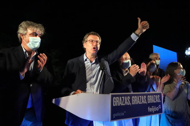 O presidente da Xunta e candidato á reelección polo PP, Alberto Núñez Feijóo, celebra a súa vitoria nas eleccións galegas durante a noite electoral do 12J en Santiago de Compostela, A Coruña, Galicia (España) ao 12 de xullo de 2020.
