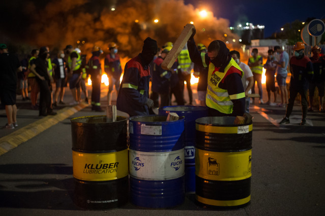 Manifestantes durante unha concentración nocturna convocada polo comité de Alcoa San Cibrao, na contorna da fábrica de San Cibrao, cortan o acceso á fábrica con bidóns en Lugo, Galicia (España), ao 30 de xuño