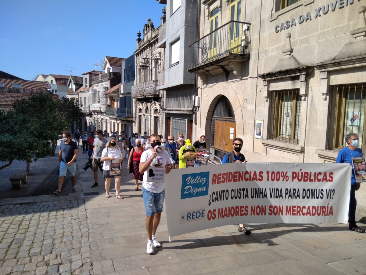 Medio centenar de persoas marchan polo centro de Cangas (Pontevedra) para pedir 