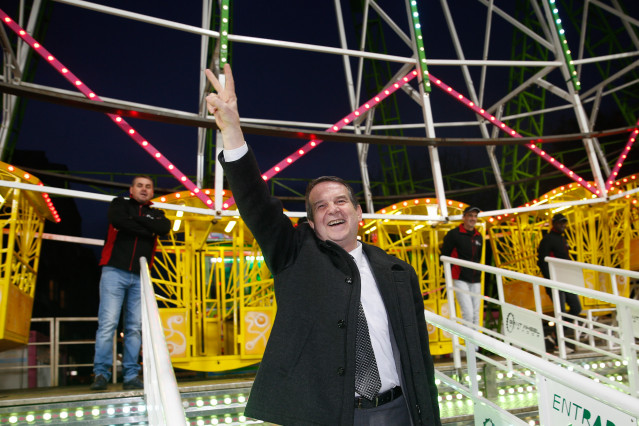 O alcalde de Vigo, Abel Caballero, levanta os dedos facendo o signo da vitoria xunto á recentemente inaugurada nora con motivo do Nadal, en Vigo, ao 27 de novembro de 2019.
