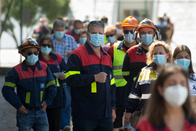 Traballadores de Alcoa ataviados co uniforme da fábrica acoden a votar nas eleccións autonómicas de Galicia no Pavillón Vos Castros da poboación de Burela, na comarca da Mariña, Lugo, Galicia (España)