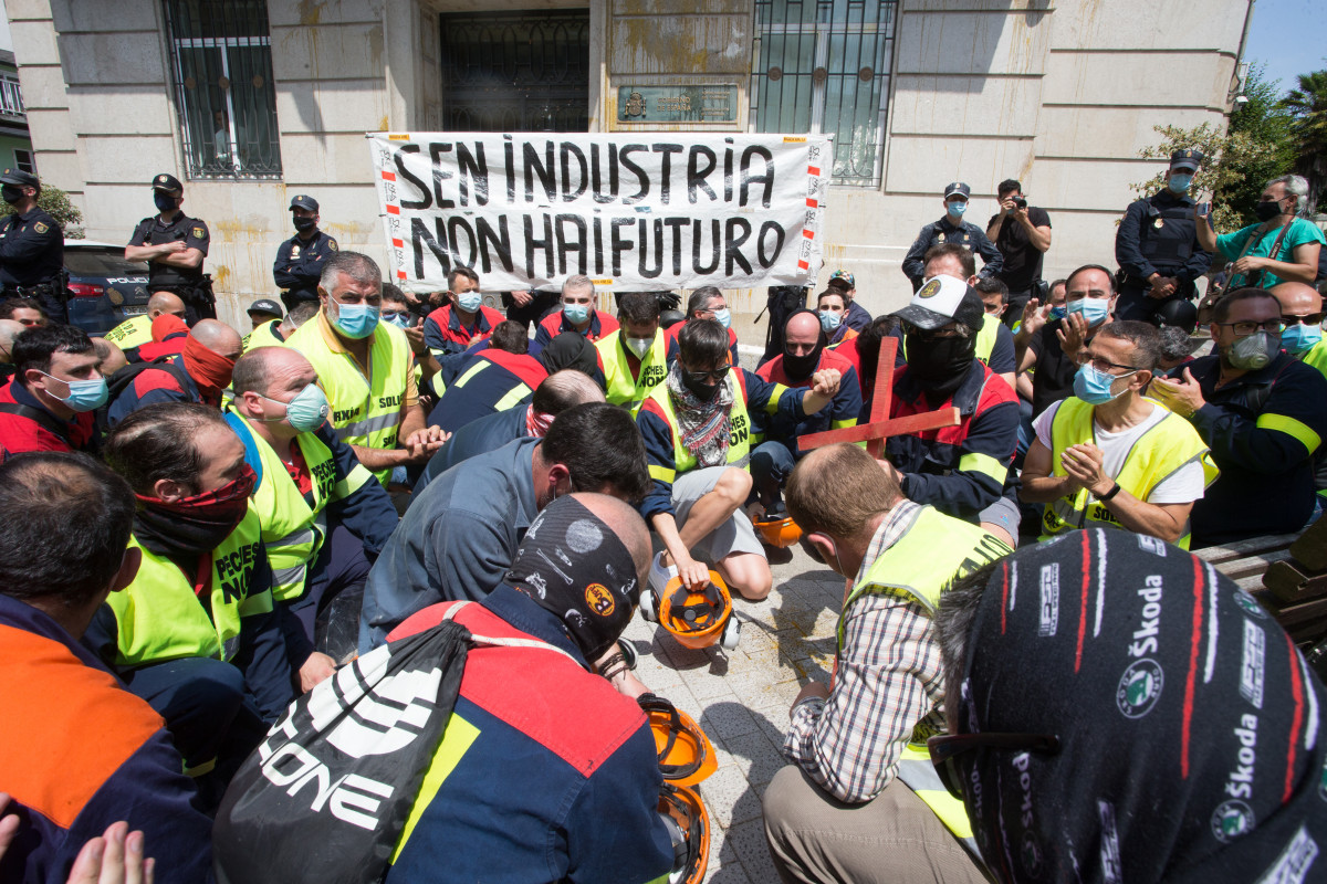 Manifestantes golpean os seus cascos como signo de protesta ás portas da Subdelegación do Goberno en Lugo durante unha concentración convocada polo comité de Alcoa San Cibrao, onde ademais h