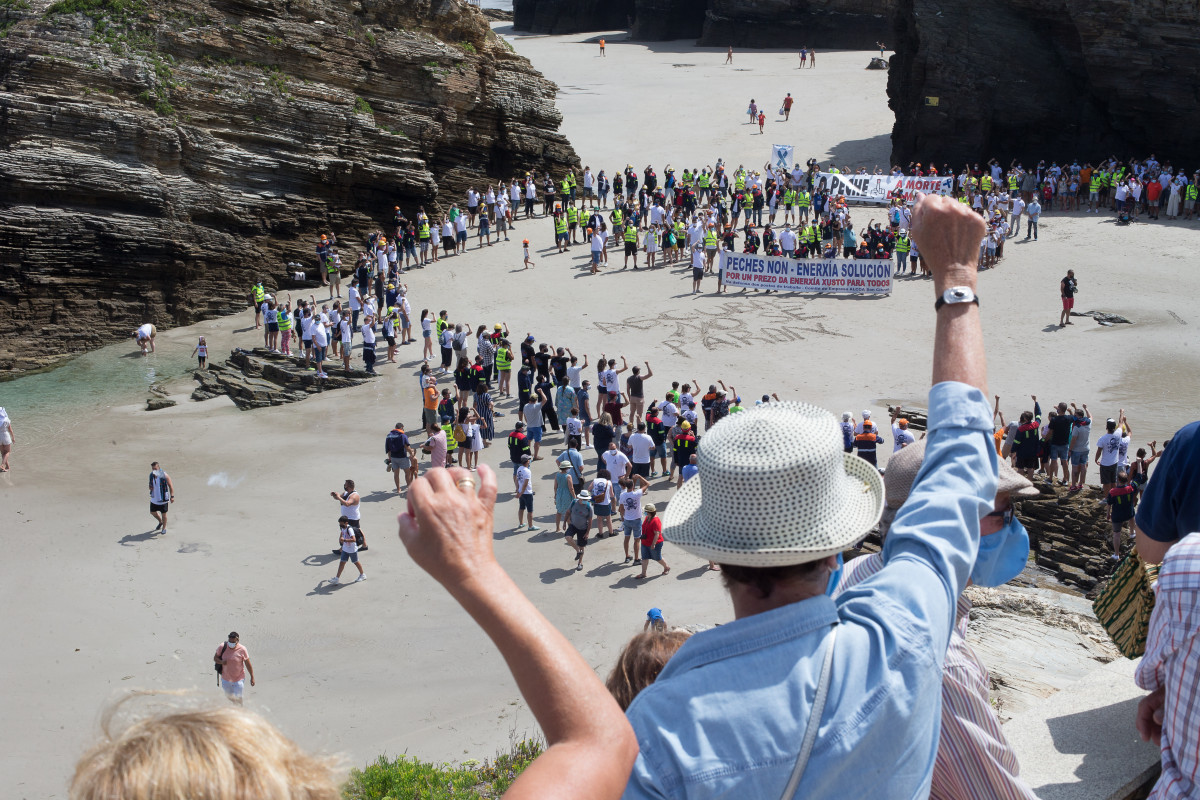 Os traballadores de Alcoa toman, xunto ás súas familias, a emblemática praia das Catedrais, en Ribadeo, Lugo (Galicia), ao 26 de xullo de 2020. A concentración ten lugar para pedir á multinaci