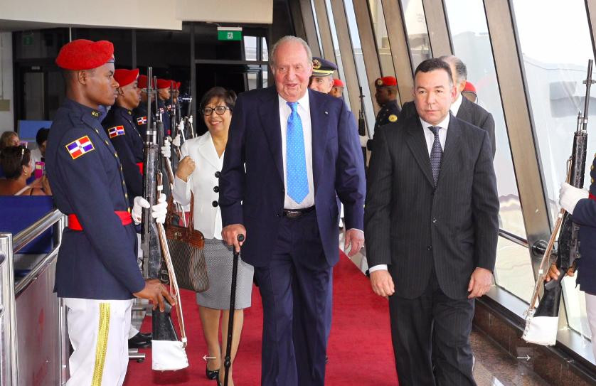 Don Juan Carlos, tras chegar a Repu00fablica Dominicana, xunto ao embaixador xefe de Protocolo do Ministerio de Relacións Exteriores