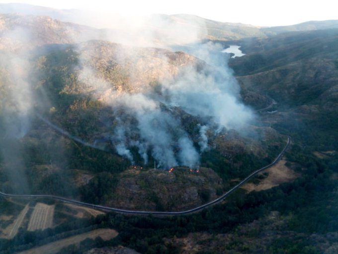 Incendio desde o aire en Pradomarisquedo en Viana nunha imaxe de BrifLaza en Twitter