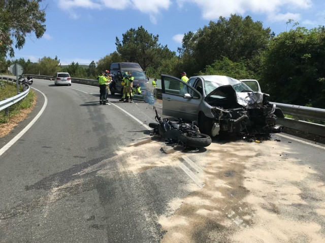 Estado no que quedaron os vehículos implicados nun accidente cun falecido en Dumbría (A Coruña)