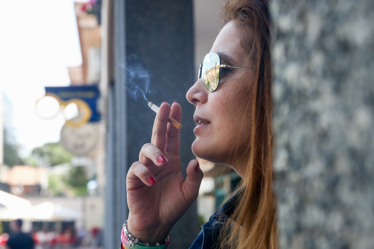 Muller fumando un cigarro.