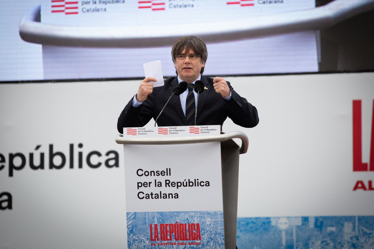 O expresidente da Generalitat de Cataluña Carles Puigdemont intervén no  acto do Consell da República en Perpiñán (Francia) ao 29 de febreiro de 2020.