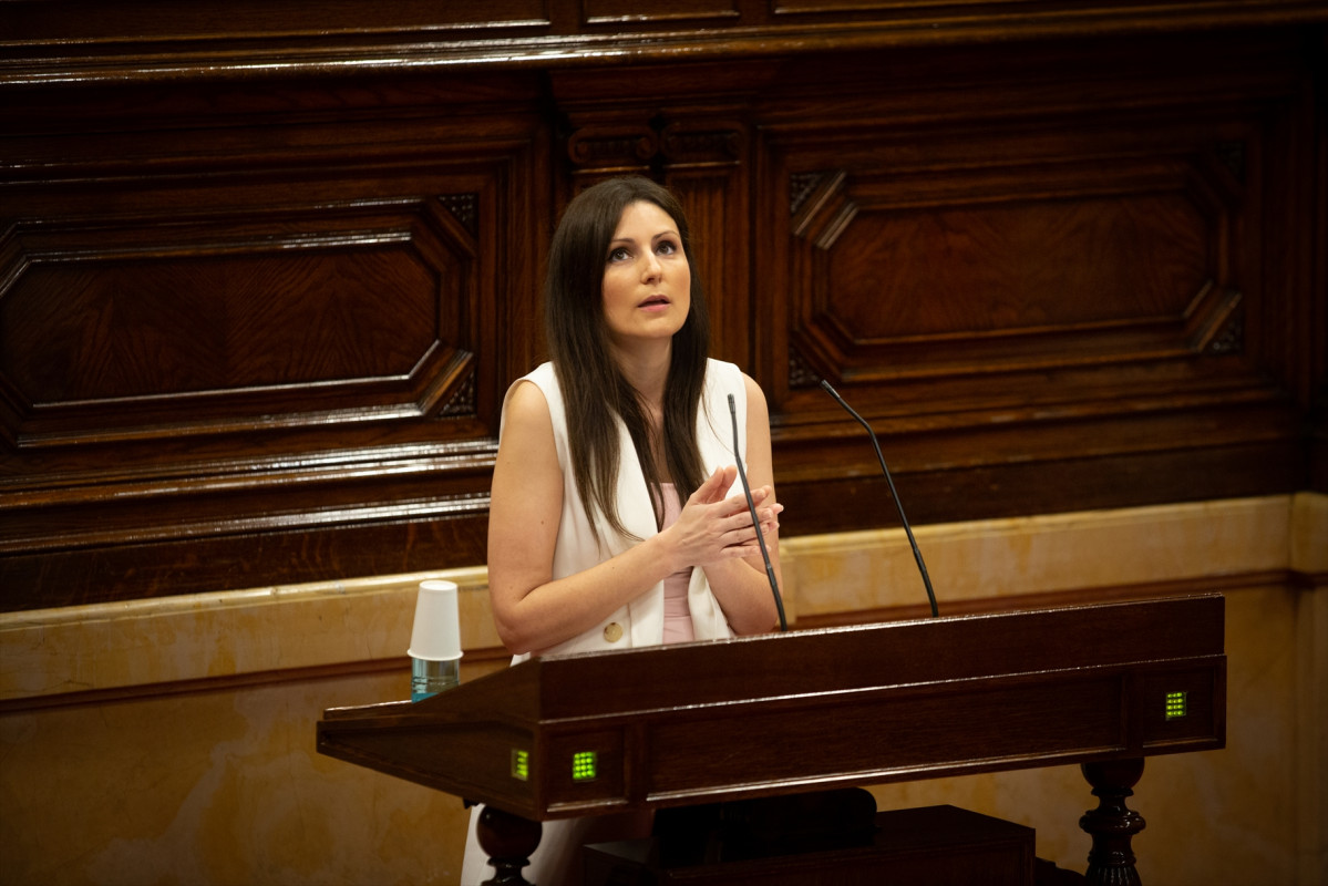 A portavoz de Cidadáns no Parlament, Lorena Roldán, intervén nunha sesión plenaria, no Parlamento catalán, na que se debate a xestión da crise sanitaria do COVID-19 e a reconstrución de Cataluña ante o impacto da pandemia, en Ba