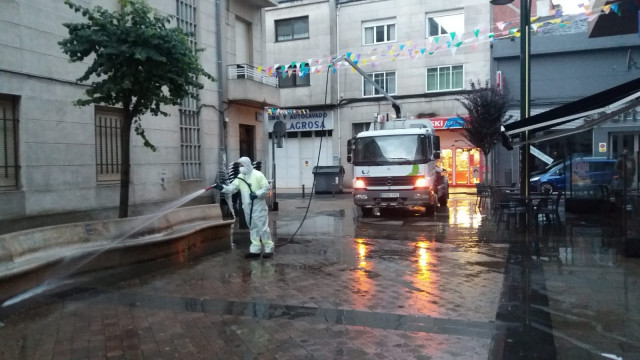 Operarios realizan unha desinfección no barrio da Milagrosa, en Lugo