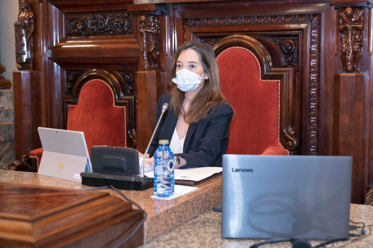 A alcaldesa, Inés Rey, con máscara no primeiro pleno presencial tras declararse o estado de alarma