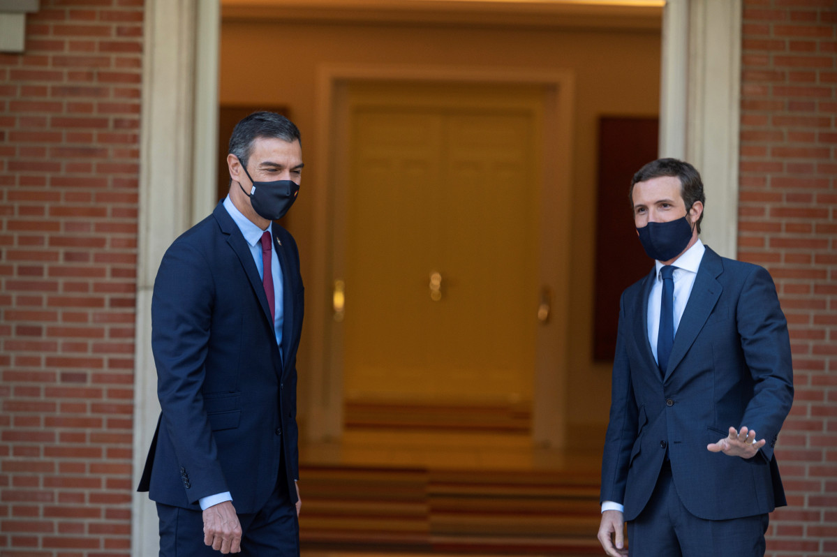 O presidente do Goberno, Pedro Sánchez (i) e o presidente do PP, Pablo Casado, pousan no Palacio de Moncloa, antes do inicio da súa reunión, en Madrid (España), ao 2 de setembro de 2020.