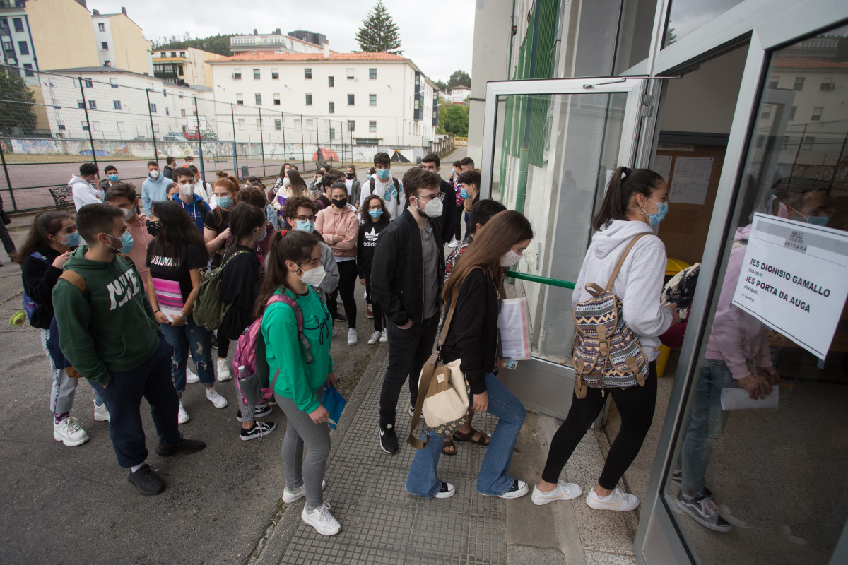 Estudantes de bacharelato entran pola porta do IES Vilar Ponche