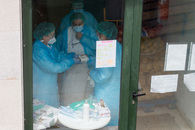Tres mulleres na porta da residencia de anciáns do Incio, en Lugo (España), onde se detectou un brote de coronavirus, o 20 de agosto de 2020.