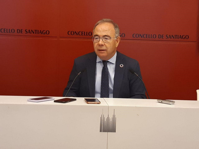 O alcalde de Santiago, Xosé Sánchez Bugallo, na rolda de prensa