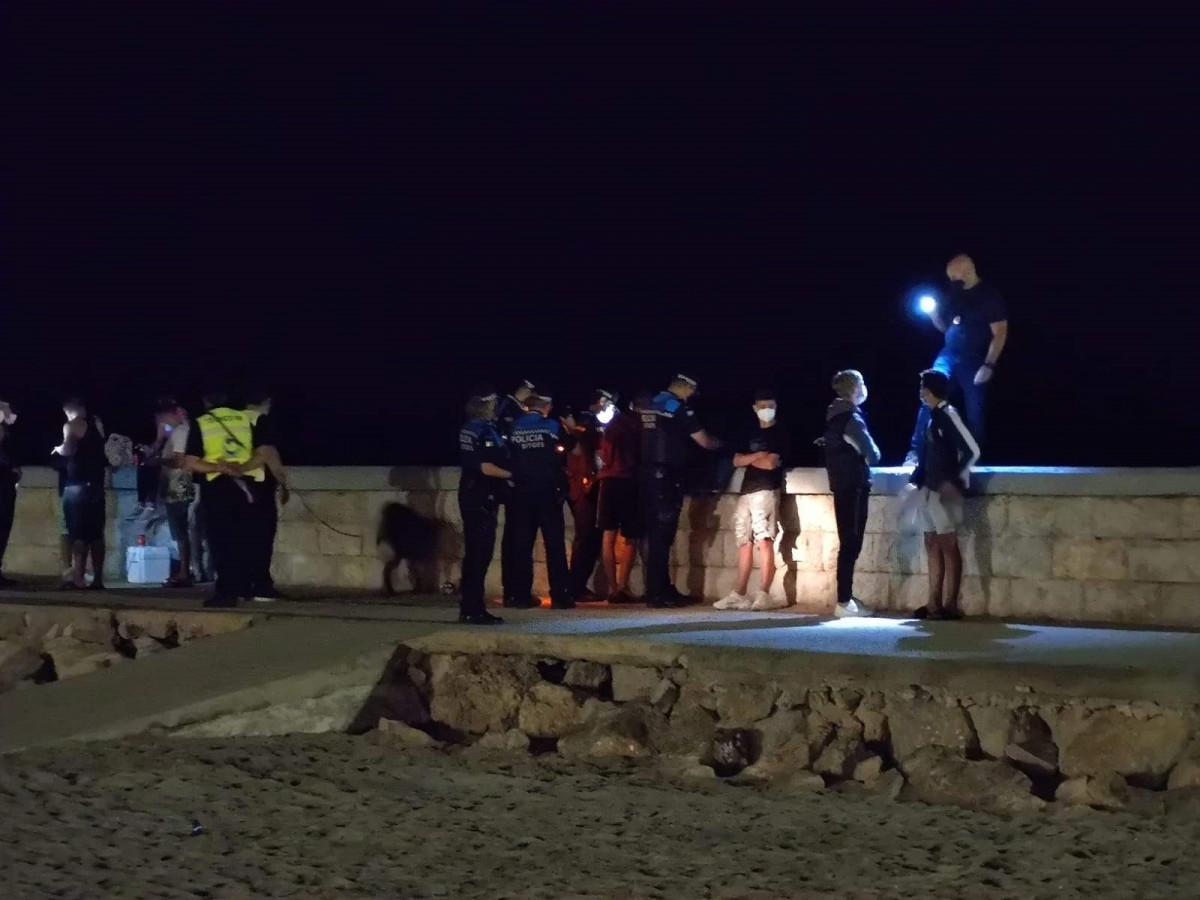 A Policía Local de Sitges multou a mozos por facer botellón e non levar máscara