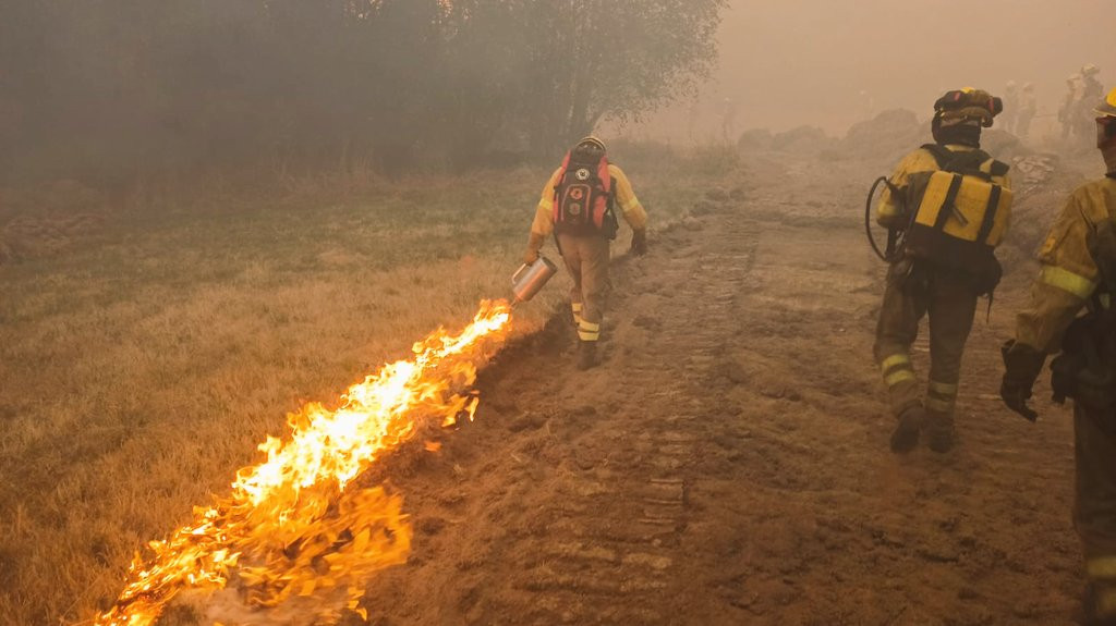 Membros da BRIF de Laza prediendo lume ao monte en Cualedro nunha imaxe de @AT Brif