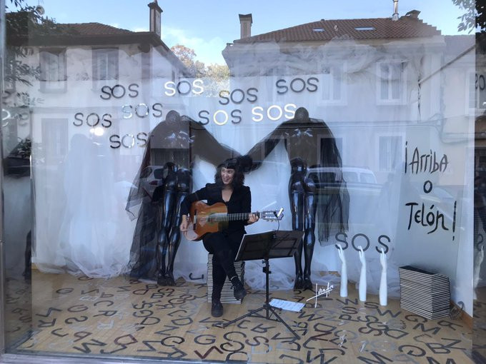 Silvia Penide cantando nun escaparate nunha imaxe da Radio Galega