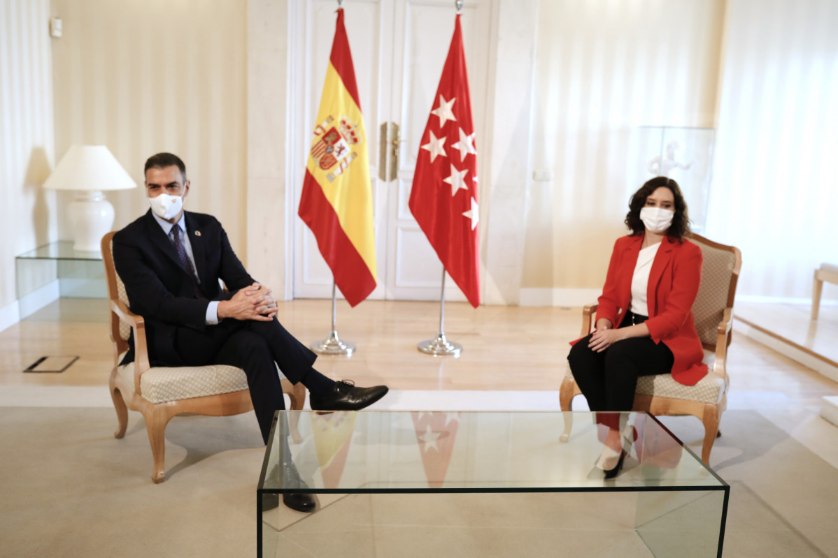 O xefe do Executivo e a presidenta da Comunidad de Madrid, Isabel Díaz Ayuso, durante a súa reunión na sede da Presidencia rexional, en Madrid (España)