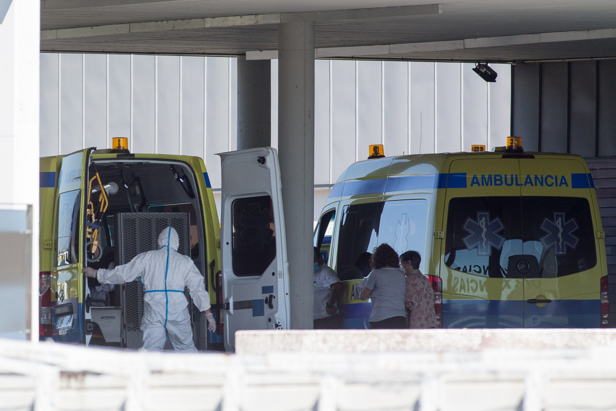 Un paciente con Covid-19 trasladado ao HULA nunha foto de arquivo qe Europa Press