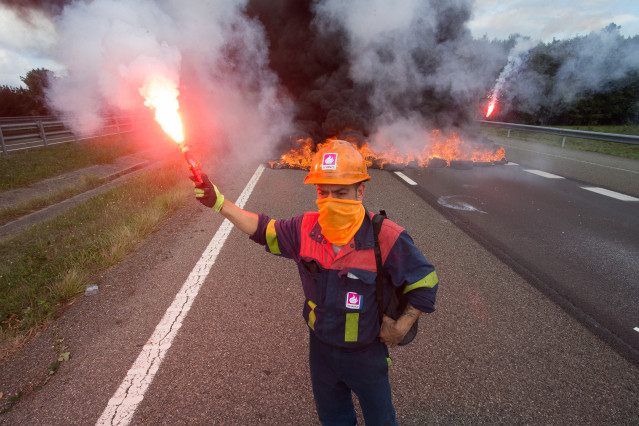 Un traballador de Alcoa San Cibrao acende unha bengala durante unha manifestación na que cortaron a Autoestrada A6 coa queima de pneumáticos, en Outeiro de Rei, Lugo, Galicia (España), ao 22 de setembro de 2020.