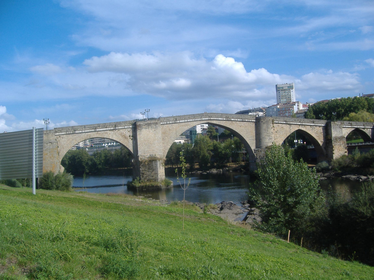 Vista frontal da ponte romana de Ourense