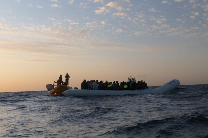 Unha embarcación do buque 'Ocean Viking' rescata a unha lancha pneumática con 94 migrantes e refuxiados a bordo no mar Mediterráneo