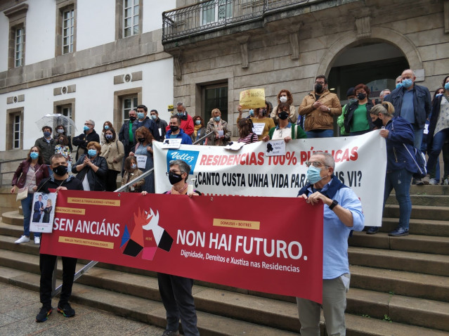 Manifestación de familiares de usuarios de residencias polo centro de Vigo promovida pola federación REDE.