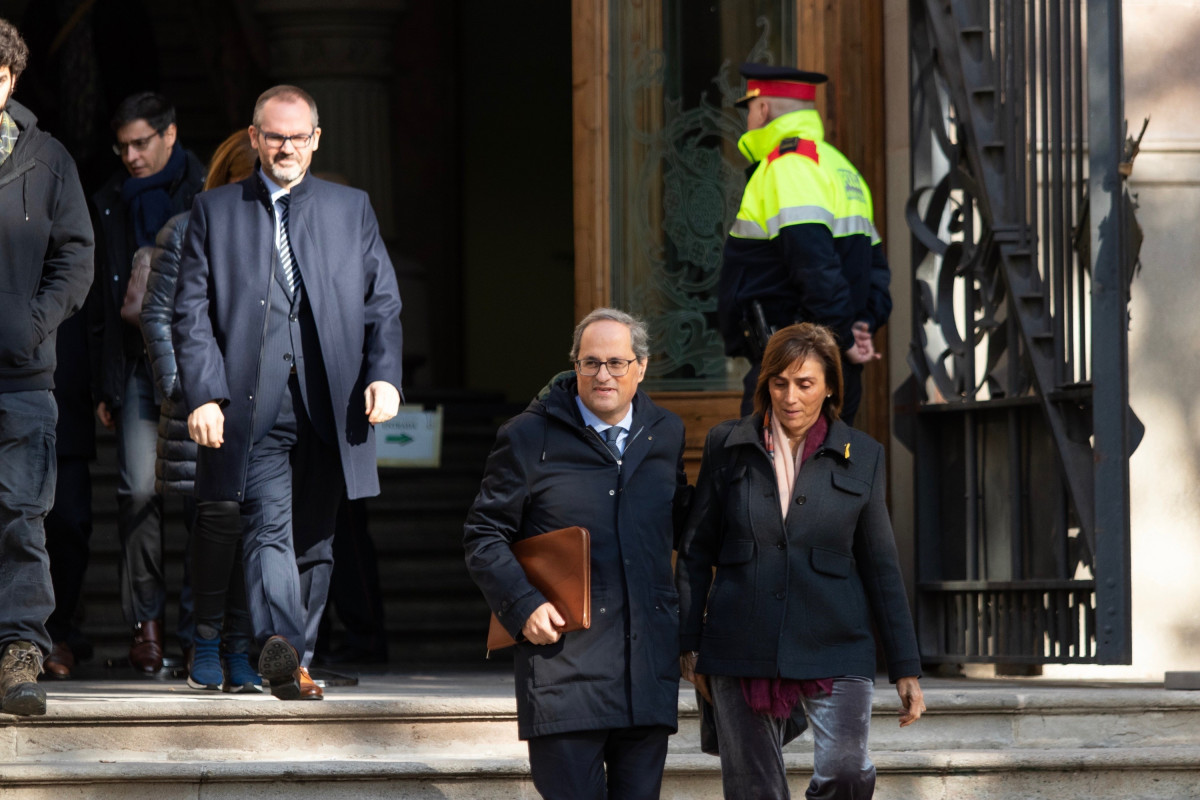O presidente da Generalitat, Quim Torra, sae do TSJC acompañado pola súa muller tras declarar. O 18 de novembro de 2019 (ARQUIVO).