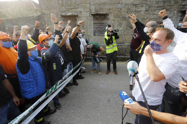 Traballadores de Alcoa convocados no Pazo de Cea horas despois da finalización dunha mesa de negociación coa empresa, en Nigrán, Pontevedra, Galicia (España), ao 28 de setembro de 2020.