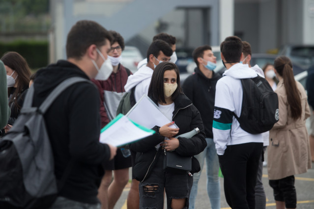 Estudantes de bacharelato minutos antes de entrar ás instalacións do IES Vilar Ponche.