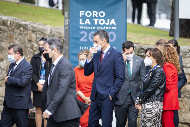 O presidente do Goberno, Pedro Sánchez (c), durante o acto de clausura do II Foro A Toja-Vínculo Atlántico celebrado na Illa de Toja, Pontevedra, Galicia, (España), ao 3 de setembro de 2020.