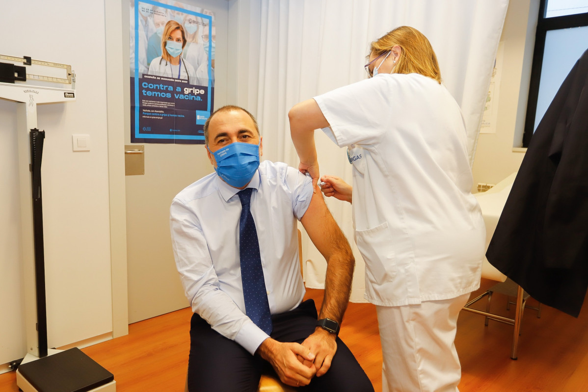El conselleiro de Sanidade, Julio García Comesaña, se vacuna contra la gripe.