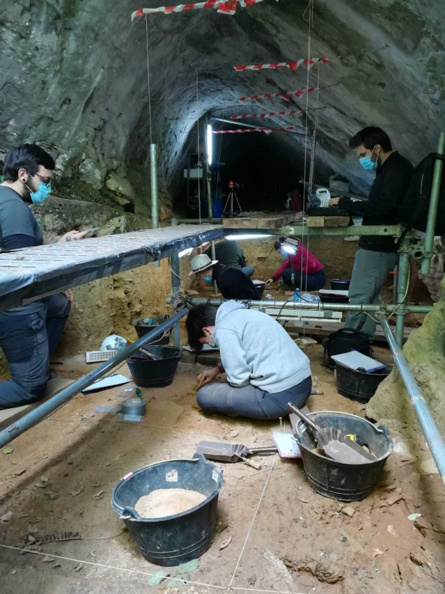 Escavacións en Cova Eirós, en Triacastela.