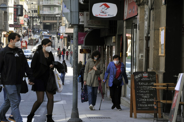 Veciños de Ourense camiñan por unha das rúas do barrio do Couto o mesmo día no que prohibiron as reunións entre non conviventes ante o aumento de contagios de Covid-19.