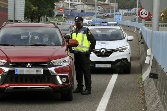 Un axente da Policía Autonómica de Galicia nun control policial na entrada á cidade de Ourense durante o primeiro día do seu confinamento debido ao incremento de casos de Covid-19, en Ourense, Galicia (España) ao 8 de outubro de 2020. Os veciños